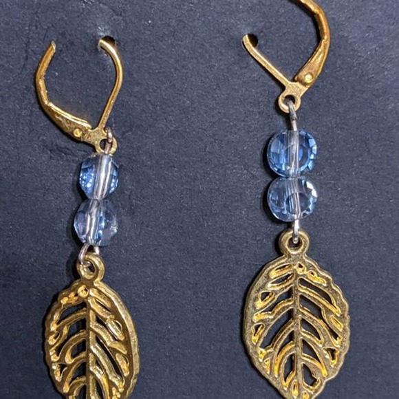 Gold leaf dangle earrings - Picture 1 of 3